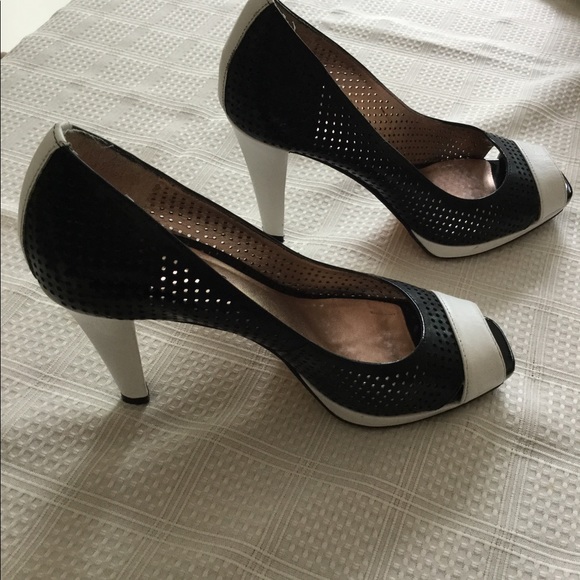 Women’s designer white and black heels. - Picture 3 of 7